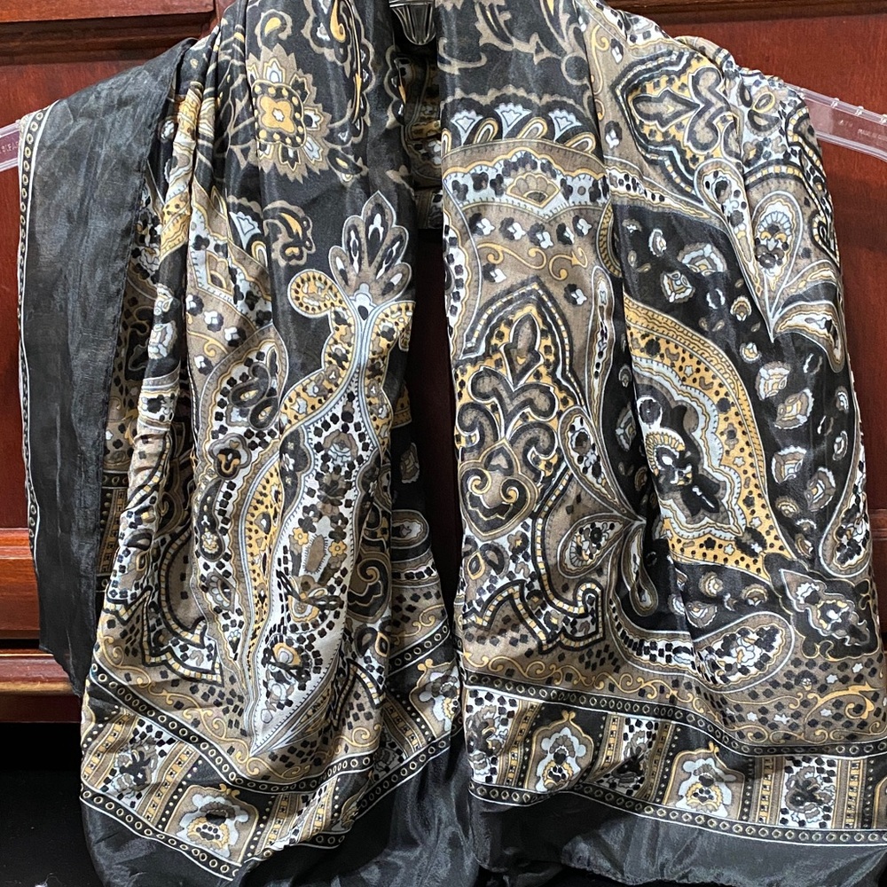 Avenue vintage Paisley Patterned polyester Scarf in Black and Gold